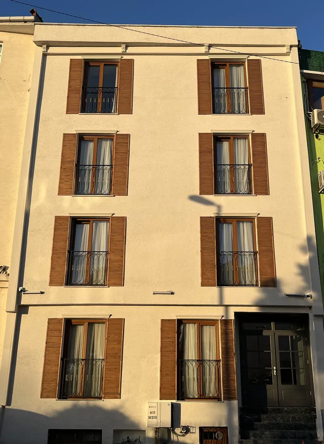 Sareban Hotel’in gün ışığındaki cephesi, Cinci Meydanı Sokağı