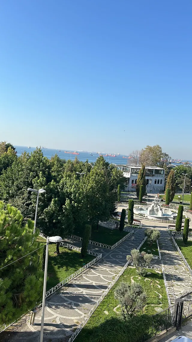 Otelden denize uzanan park ve Marmara Denizi