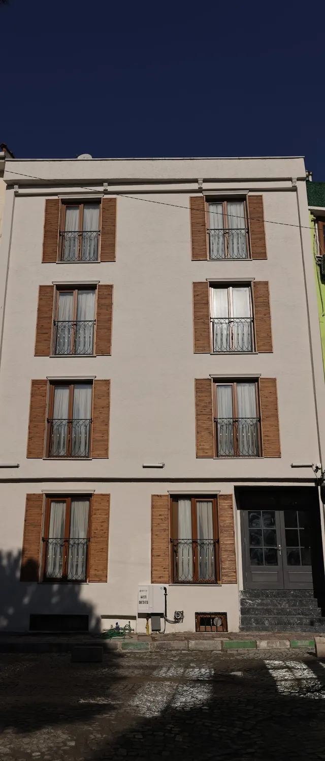 Akşam alacasında Sareban Hotel cephesi