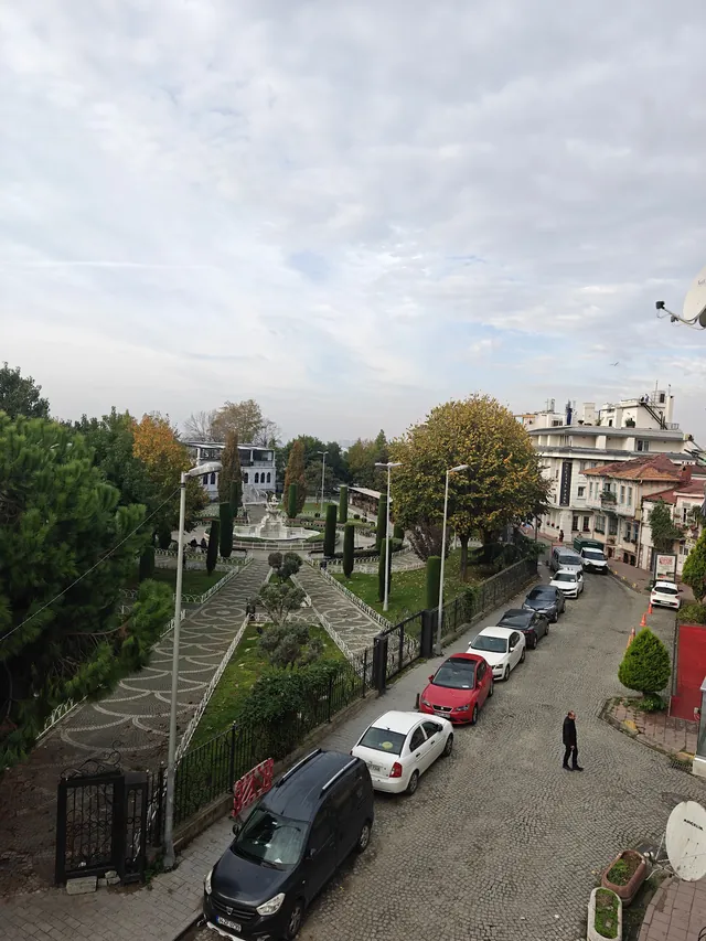 Pencereden park ve sokak manzarası
