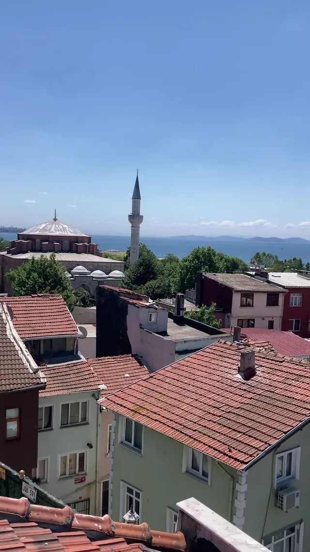 Kiremit çatılar, minare ve Marmara Denizi