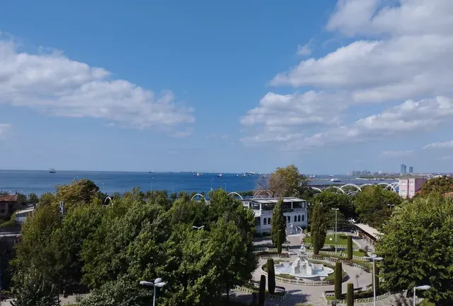 Yeşil park ve Marmara Denizi’nin geniş manzarası
