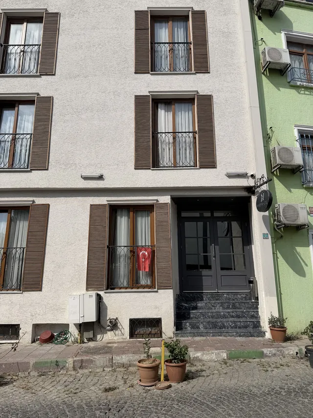 Otelin giriş kapısı ve taş basamaklar
