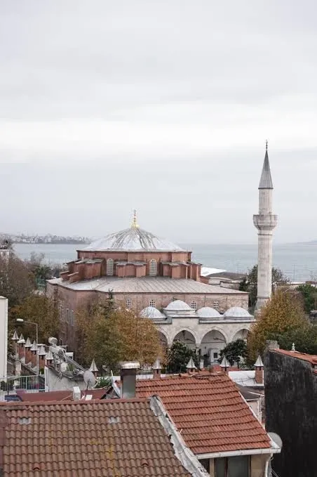Çatılardan cami kubbesi, minare ve deniz