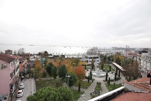 Sonbaharda park ve deniz manzarası