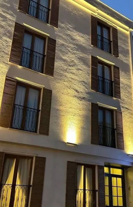 Gece aydınlatmasıyla Sareban Hotel