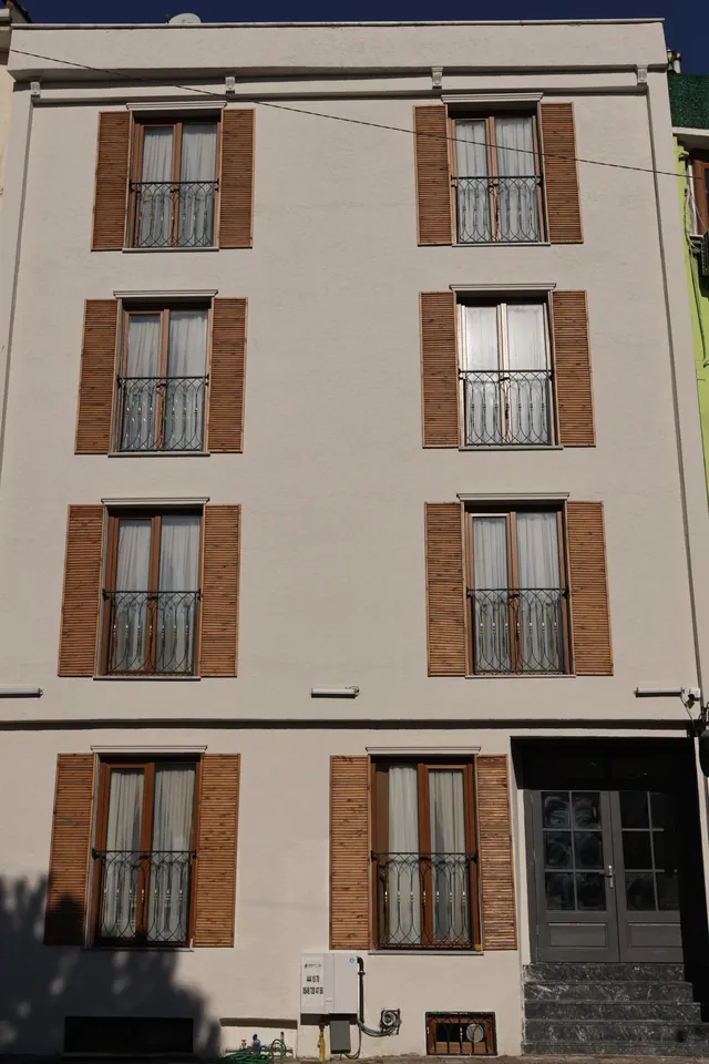 Sareban Hotel’in gündüz cephesi: ahşap panjurlar ve Fransız balkonlar