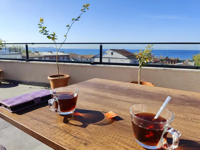 Deniz manzaralı çatı terasında çay