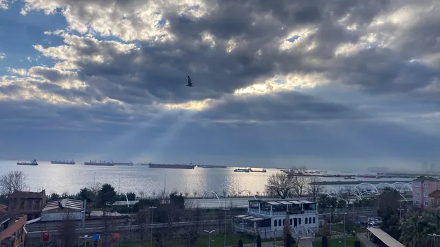 Marmara Denizi üzerinde bulutların arasından süzülen güneş