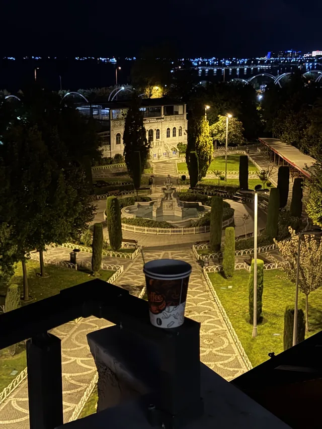 Gece ışıklarıyla park ve sahil