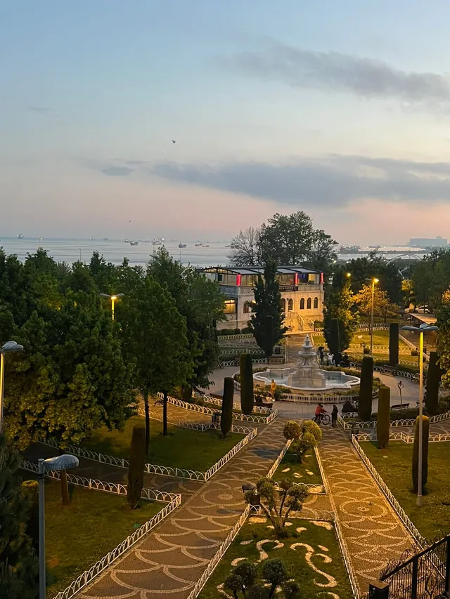 Gün batımında park ve deniz
