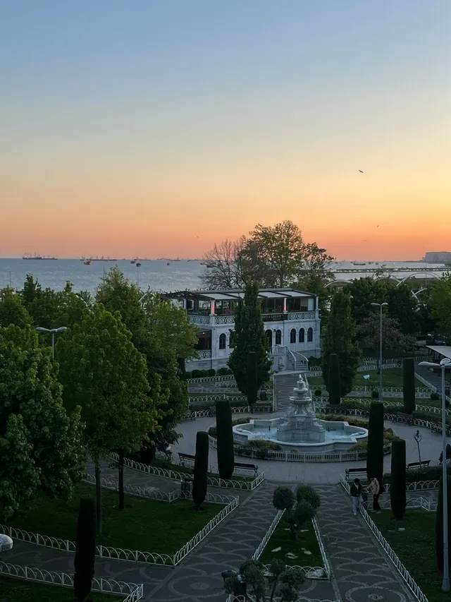 Gün batımında fıskiyeli park