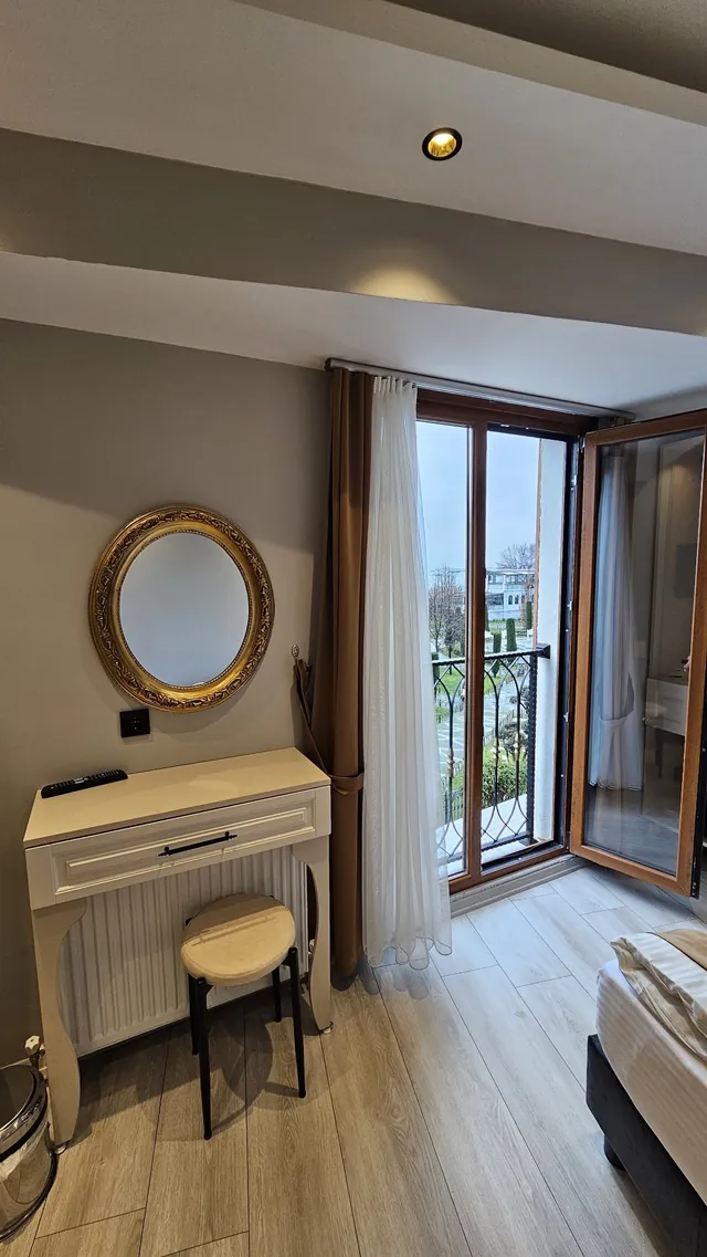 Makyaj masası ve balkon kapısı