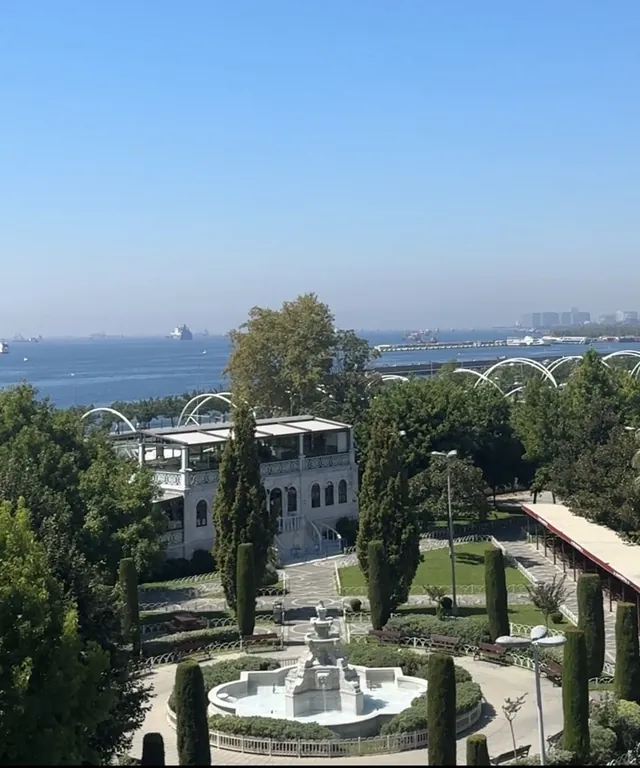 Yukarıdan fıskiye, park ve deniz