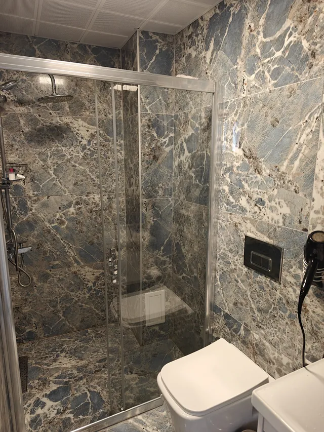 Mavi damarlı mermer banyo