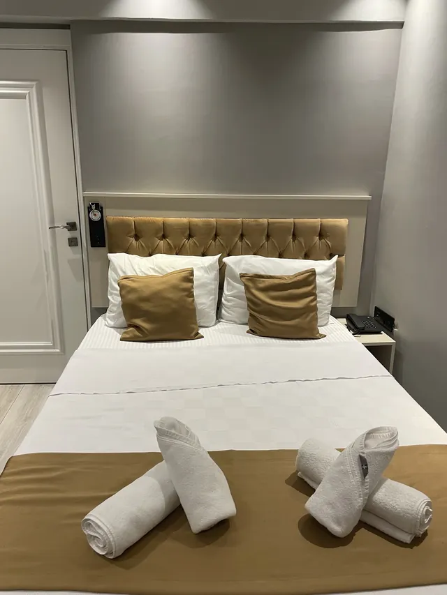 Çift kişilik yatak ve komodinler