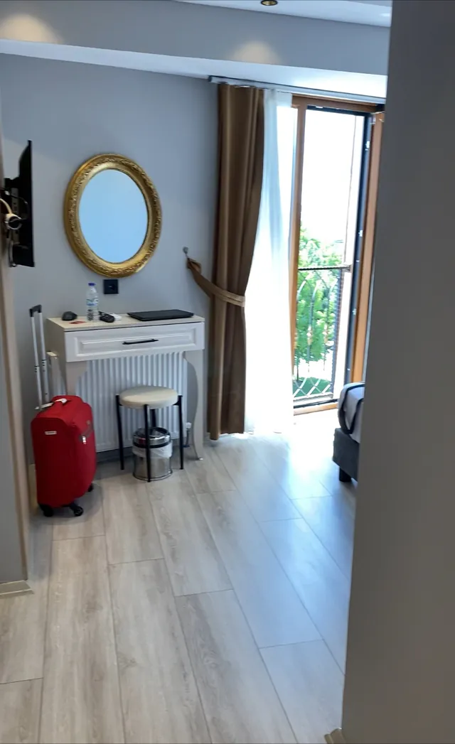 Makyaj masası ve boydan pencere