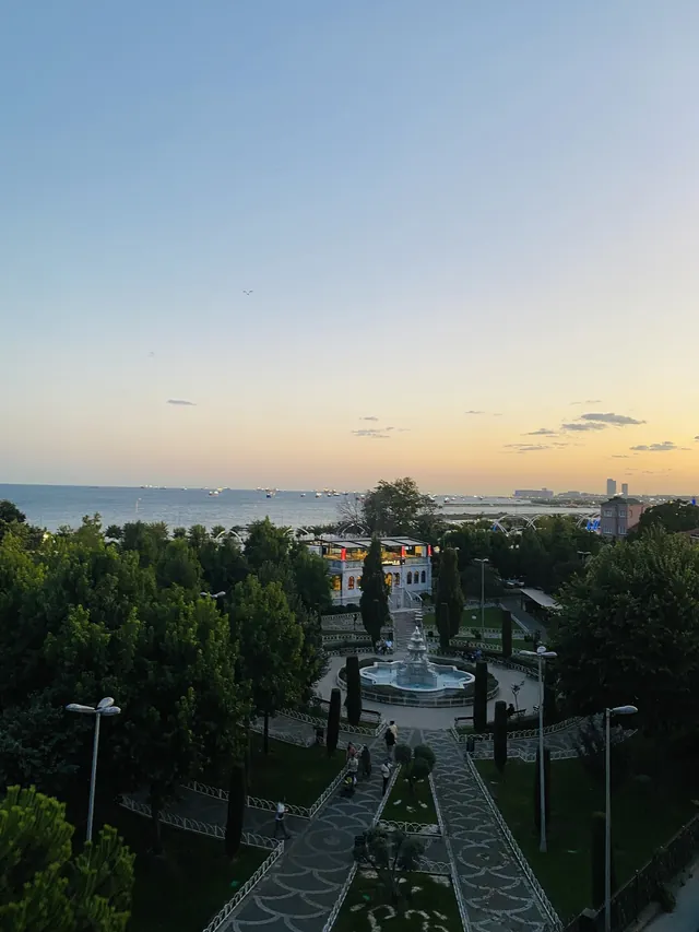 Alacakaranlıkta park ve deniz manzarası