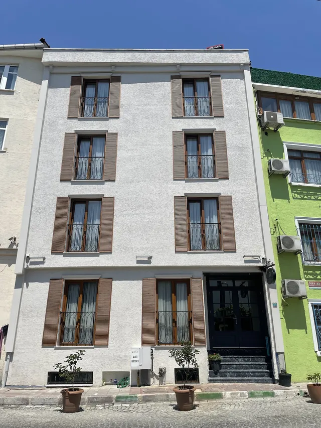 Sareban Hotel’in beş katlı cephesi