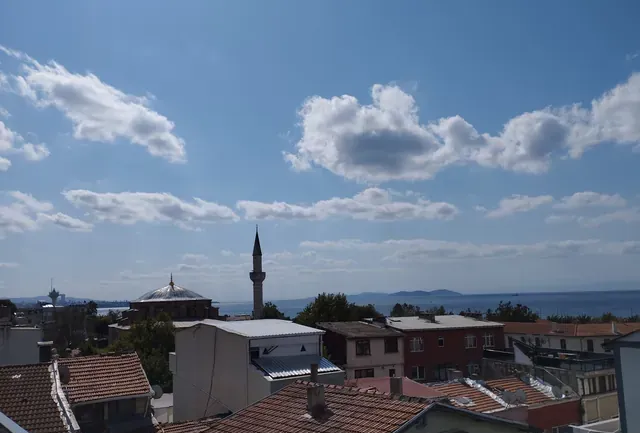 Tarihi Yarımada çatıları, minare ve deniz