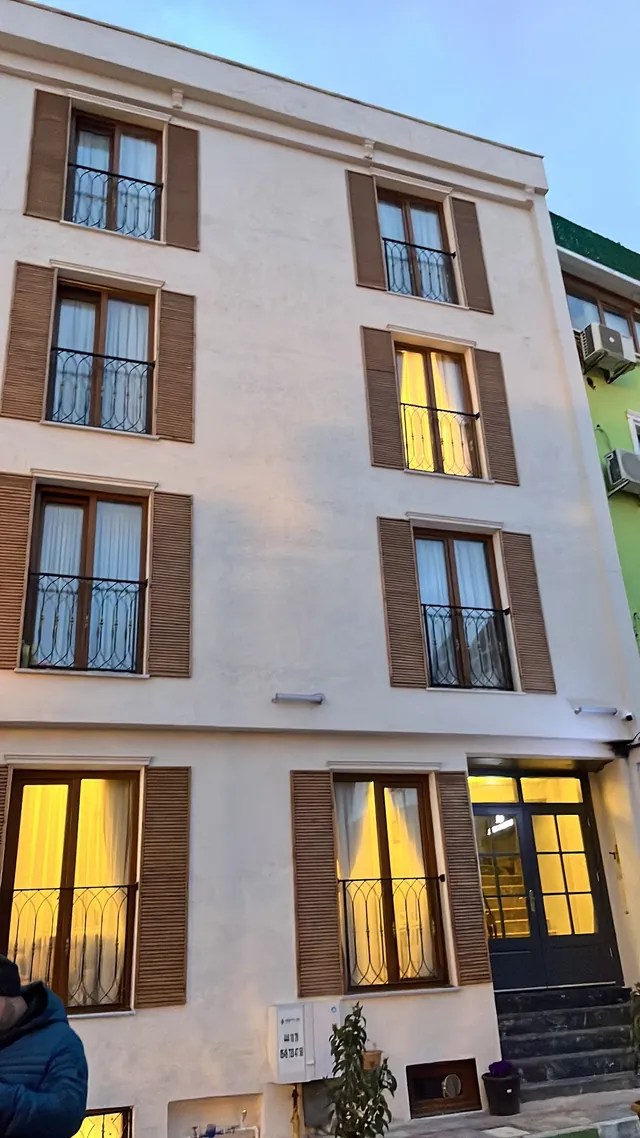 Akşam ışıklarıyla otel girişi
