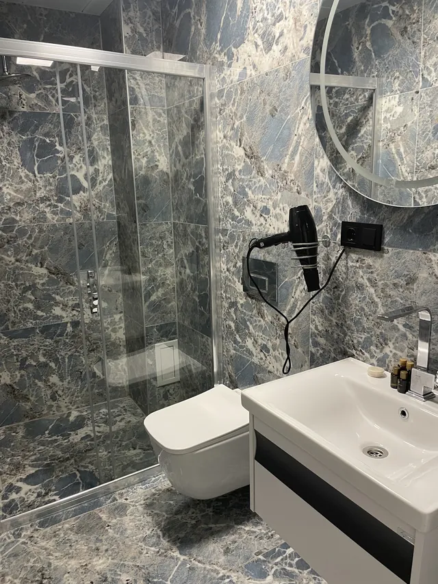 Saç kurutma makinesi ve lavabo