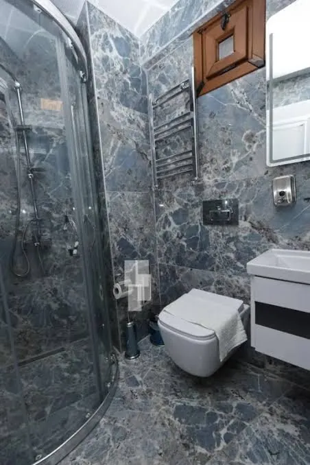 Köşe duşakabinli banyo