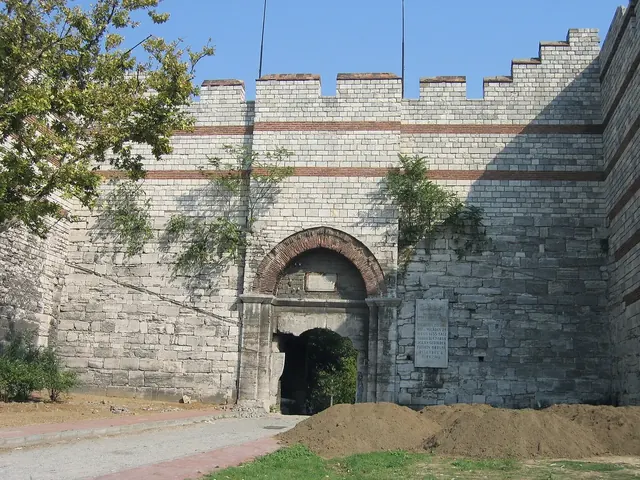 Edirnekapı, Kariye ve Kara Surları