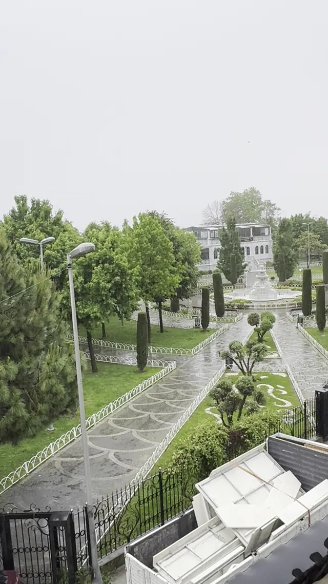 Yağmurlu bir günde park