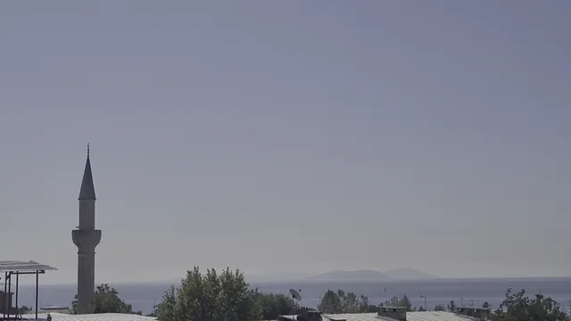 Minare ve deniz manzarası